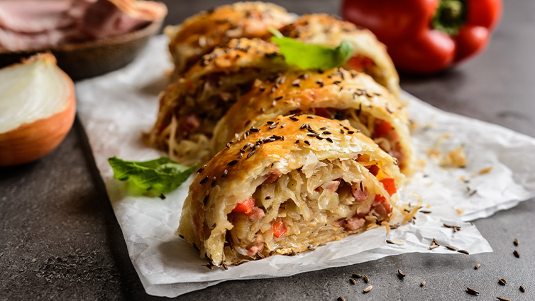 Strudel mit Sauerkraut auf Backpapier