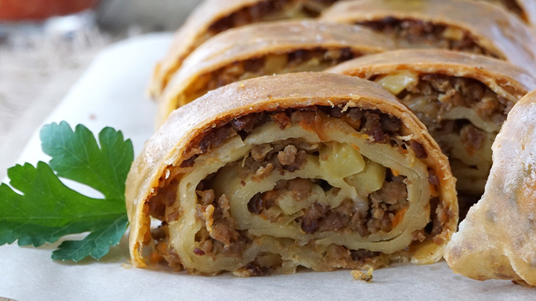 Strudel mit Kartoffeln und Hack auf Teller