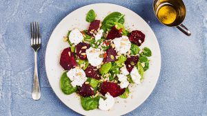 Frühlingsrezepte, Rote Beete Salat auf einem Teller