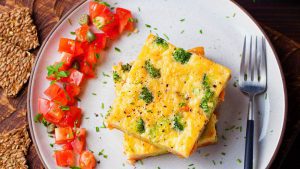 Frühlingsgerichte, Frittata mit Brokkoli und Lachs auf einem Teller