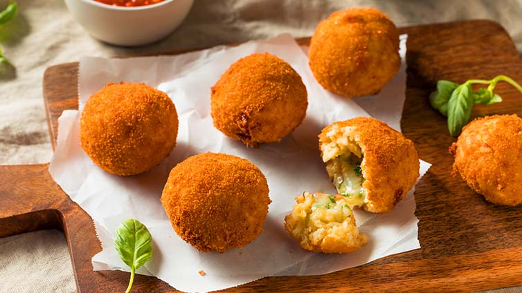 Arancini als Antipasti arrangiert