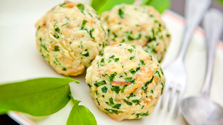 Bärlauchknödel auf Teller