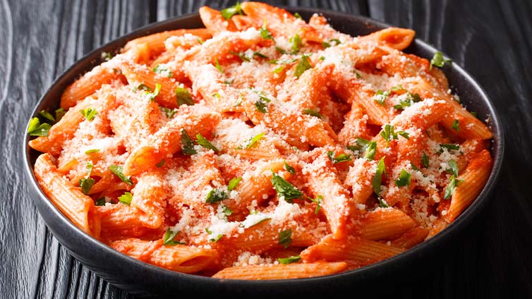 Pasta mit Tomatensauce in Schüssel