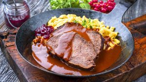 Sauerbraten mit Spätzle und Preiselbeermarmelade