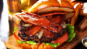 Baconburger mit Pommes