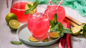 Rhabarberlimonade aus dem Slow-Juicer