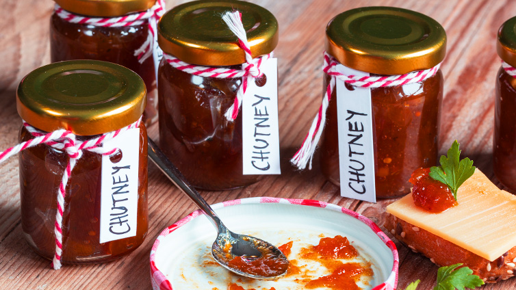 Gläser gefüllt mit selbstgemachtem Chutney stehen auf einem Tisch