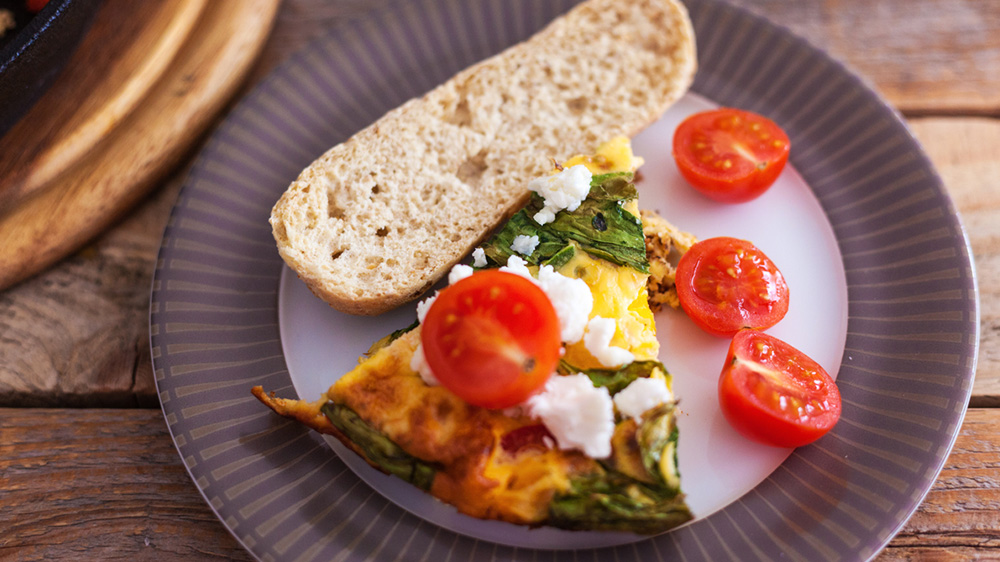 Frittata mit Spinat, Feta und Tomaten zu Brot