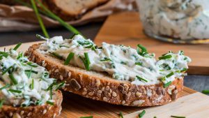 Kräuterquark auf Brot