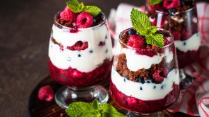 Quarkspeise mit Knuspermüsli und Beeren im Glas