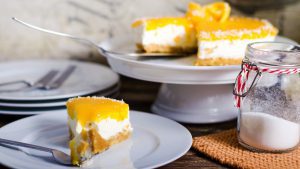 Stück Solero Torte mit angeschnittener Torte im Hintergrund