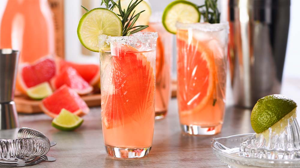 Pink Paloma mit Salzkruste im Glas