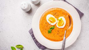 Salmorejo, die spanische kalte Suppe auf Teller