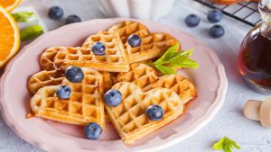 Waffeln mit Beeren auf Teller