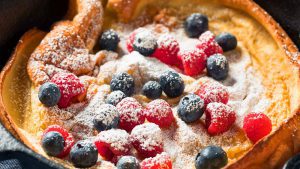 Dutch Baby mit Beeren in der Pfanne