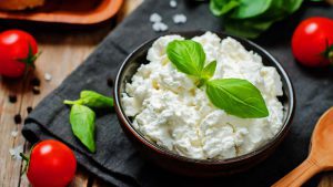 Ricotta in Schale auf Stein