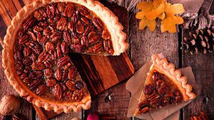 Pecan Pie, angeschnitten auf Holzbrett