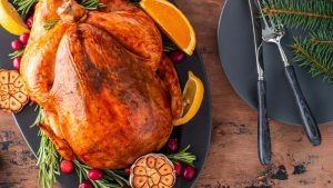 Truthahnbraten für Thanksgiving auf Platte