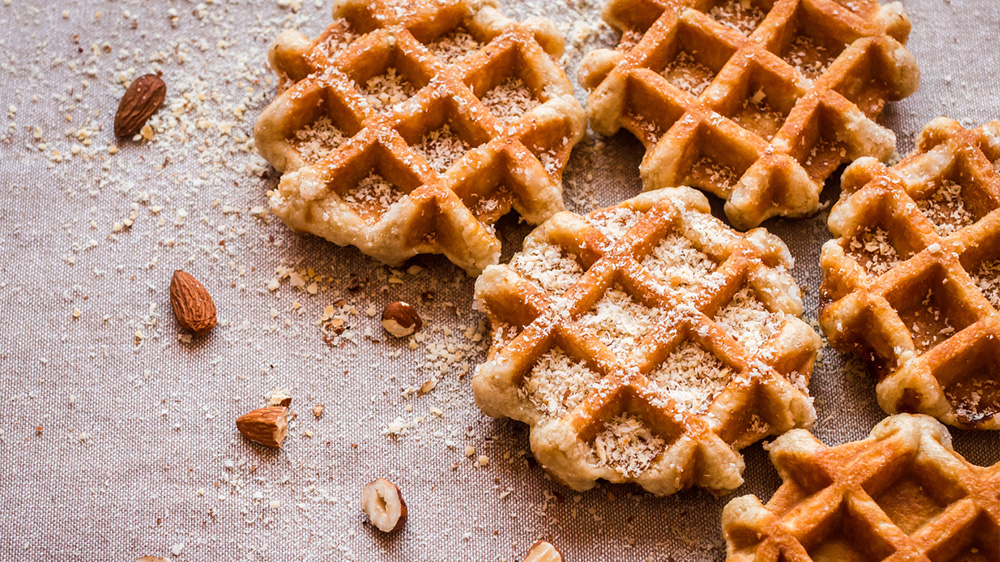 Waffelkekse mit Nuss auf Holz