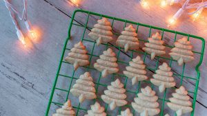 Plätzchen aus der Gebäckpresse auf Kuchenrost