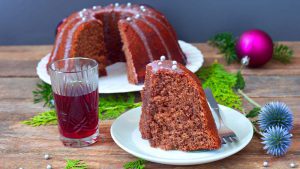 Glühweinkuchen und Stück auf Teller