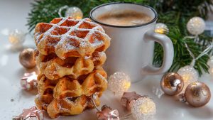 Waffelkekse mit einer Tasse Kakao