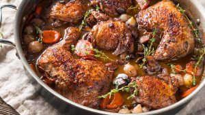 Coq au Vin in tiefer Pfanne