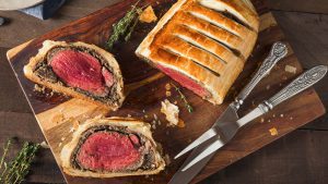 Filet Wellington von oben auf Brett