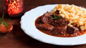 Wildgulasch mit Spätzle auf Teller