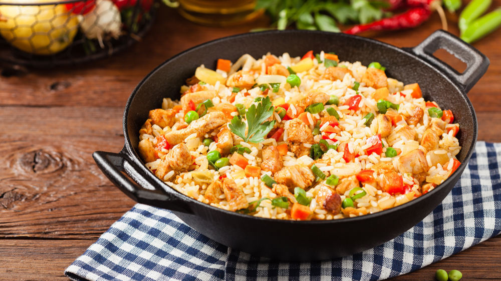 Gebratener Reis mit Ei, Hühnchen und Gemüse in Wok