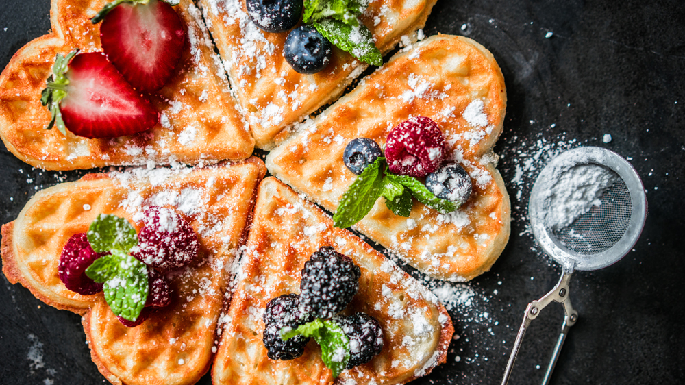 Low-Carb-Waffeln Herzform mit Beeren und Puderzucker