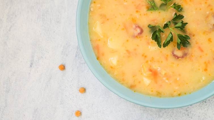 Gelbe Erbsensuppe mit Würstchen