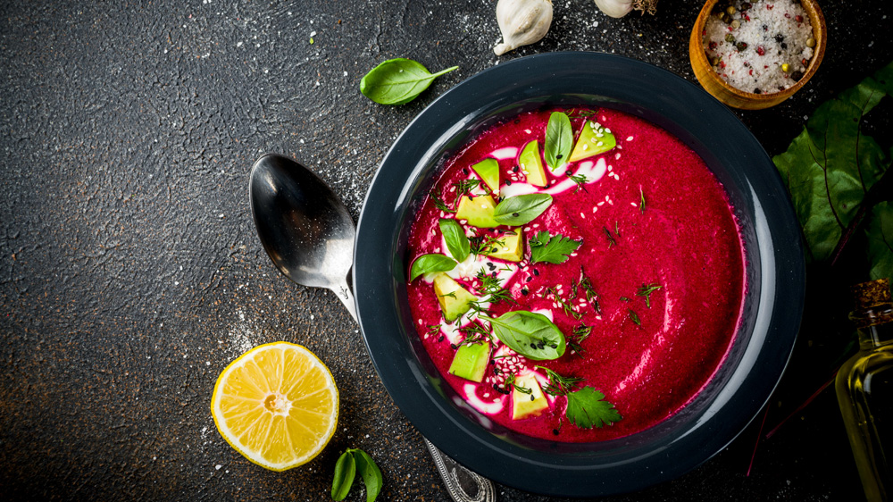 Rote-Bete-Suppe in tiefem Teller