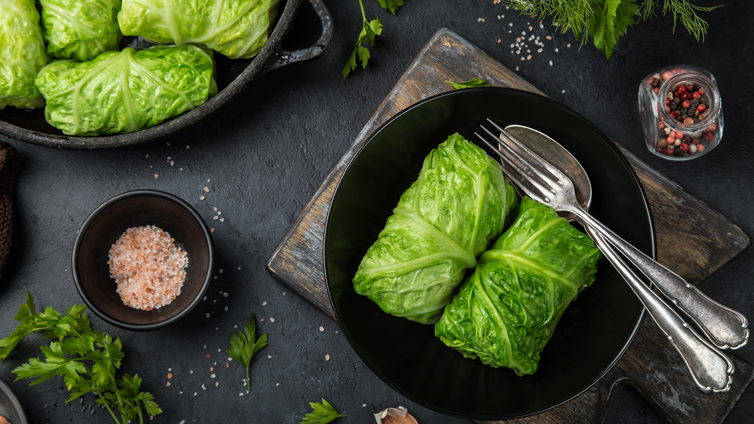 Vegetarische Wirsing-Kohlrouladen auf Teller