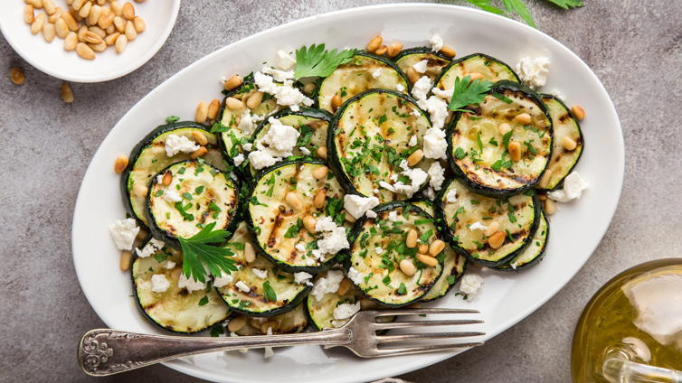 Zucchini grillen mit Feta