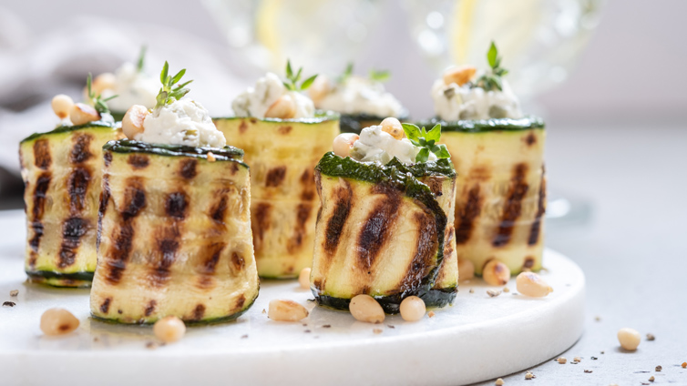 Zucchini grillen mit Käsefüllung