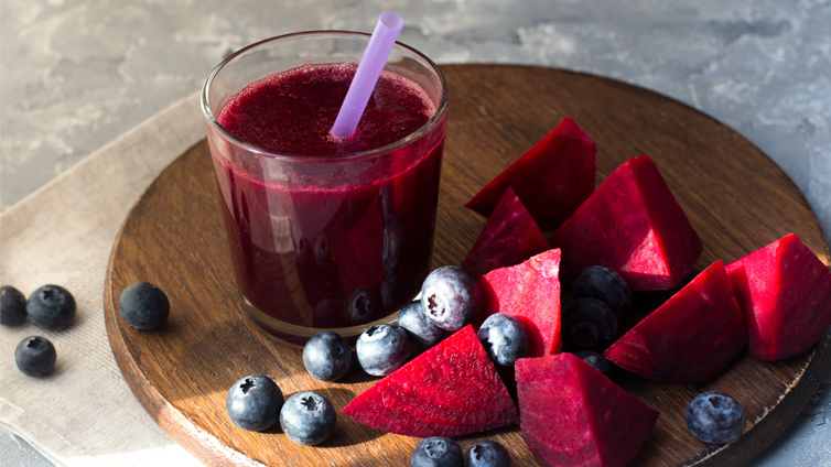 Gemüse-Smoothie mit Roter Bete in Glas