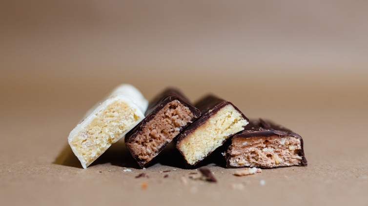 Proteinriegel mit heller und dunkler Schokolade