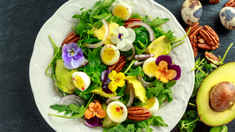 Wildkräutersalat mit Hornveilchen