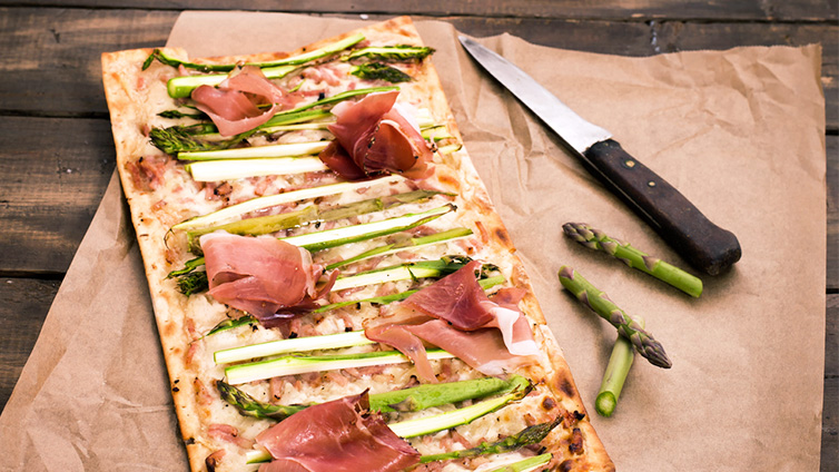 Flammkuchen mit grünem Spargel und Speck