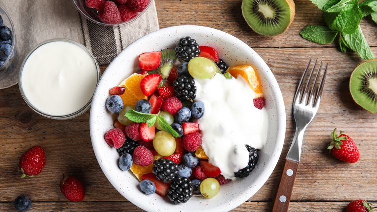 Obstsalat mit Joghurt in Schüssel