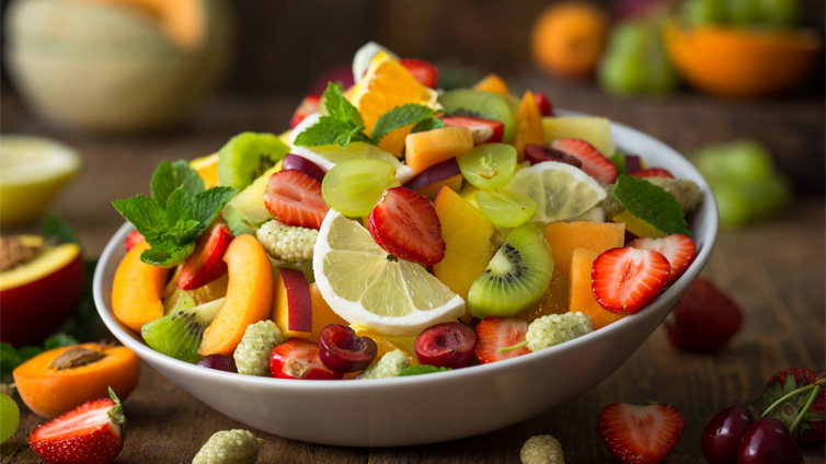 Obstsalat auf italienisch in Schüssel