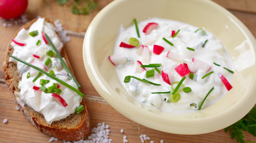 Radieschen-Dip in Schüssel und auf Brot