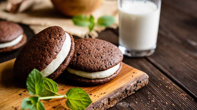 Whoopie Pies auf Holzbrett