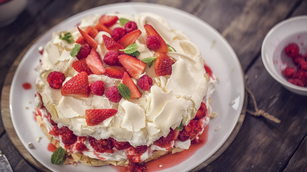 Baiser-Torte-Beeren