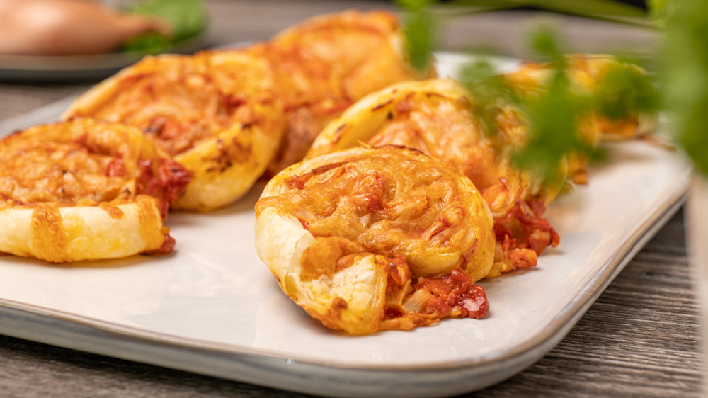 Pizzaschnecken mit Blätterteig auf Teller