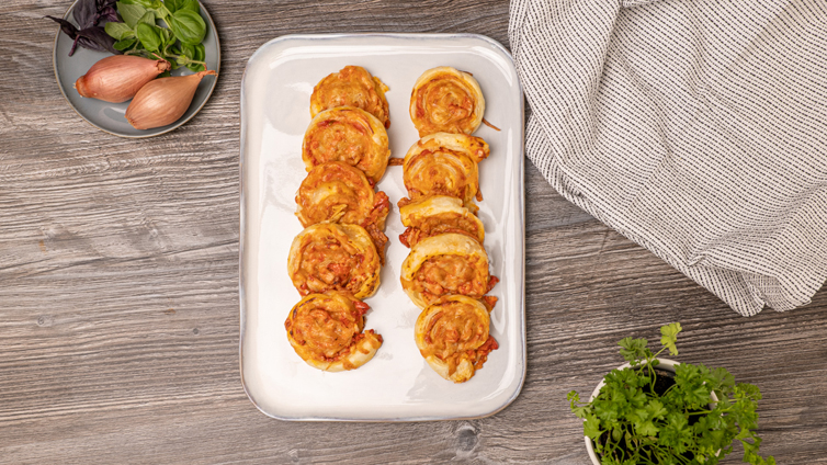 Pizzaschnecken mit Blätterteig auf Teller