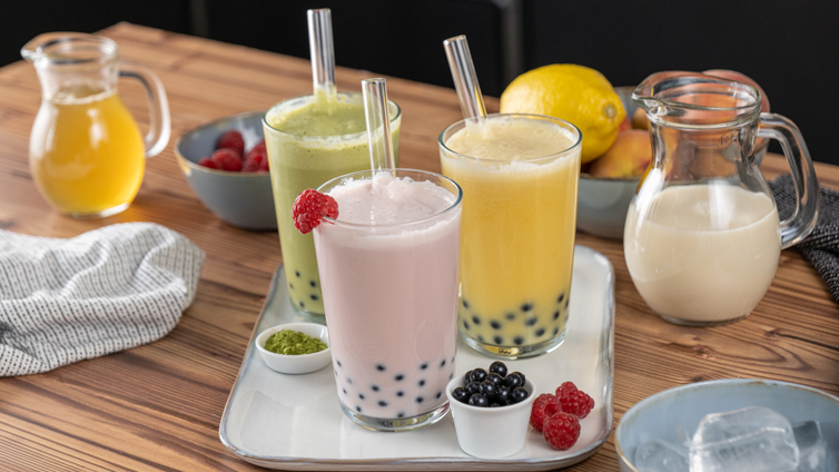 Bubble Tea in Glas mit Strohhalm