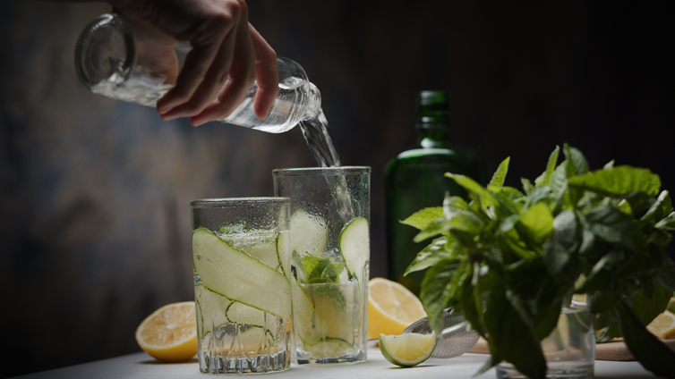 Gin Tonic mit Gurke im Glas