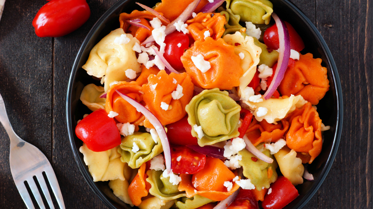 Tortellini-Salat in Schüssel